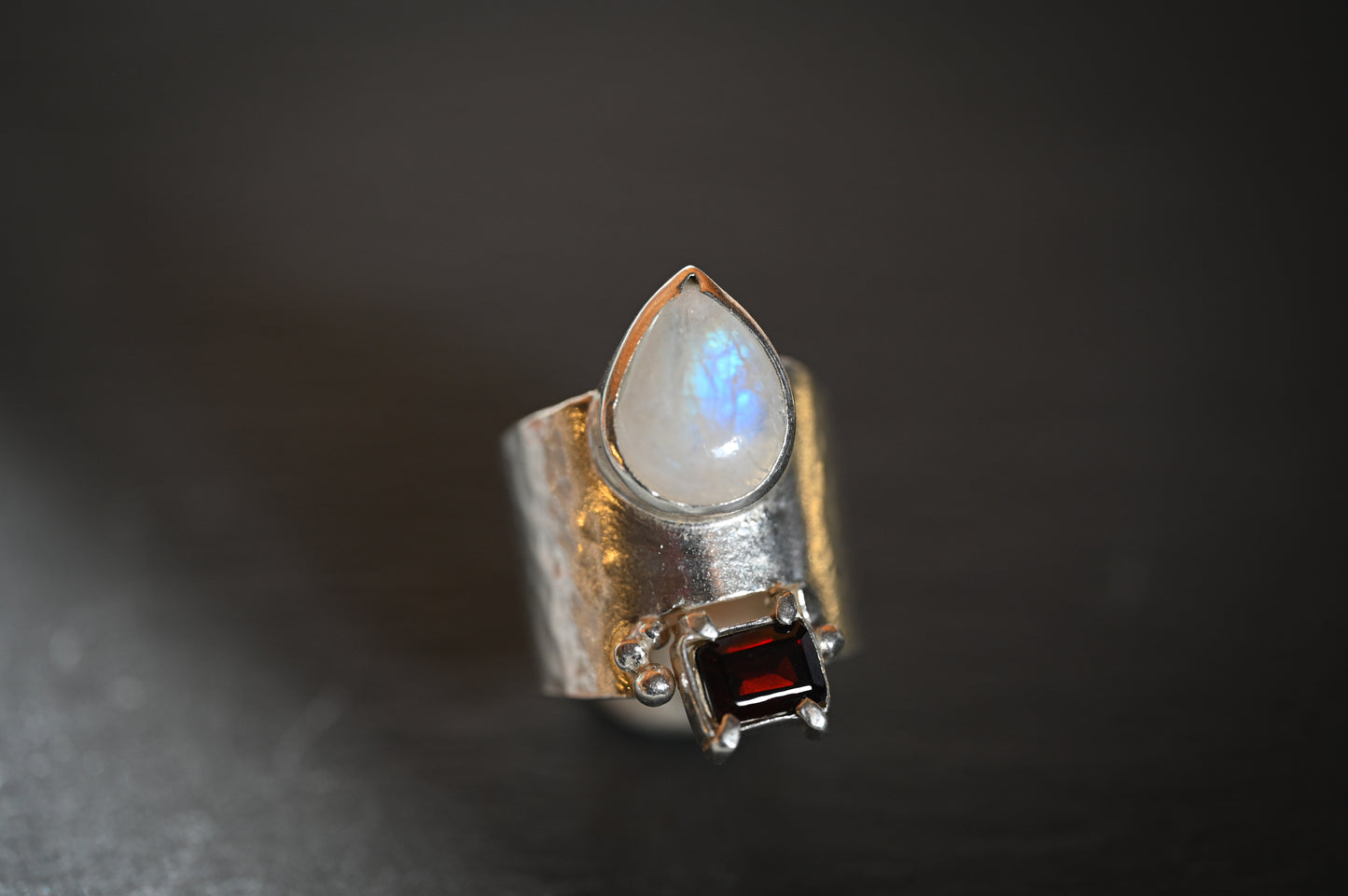 Anillo Granate y Piedra Lunar