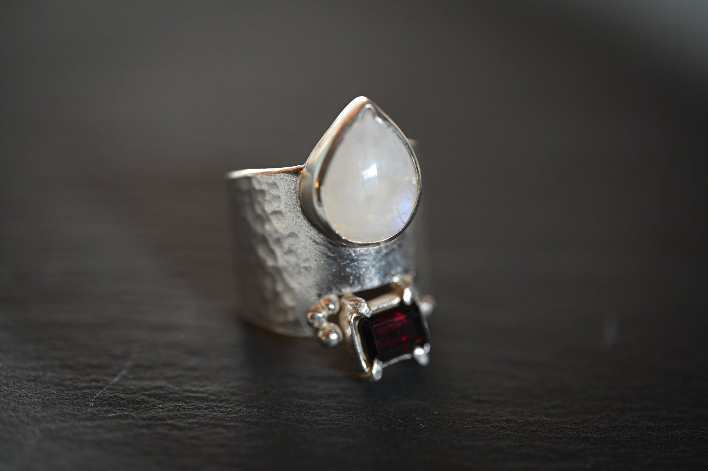 Anillo granate Piedra Lunar