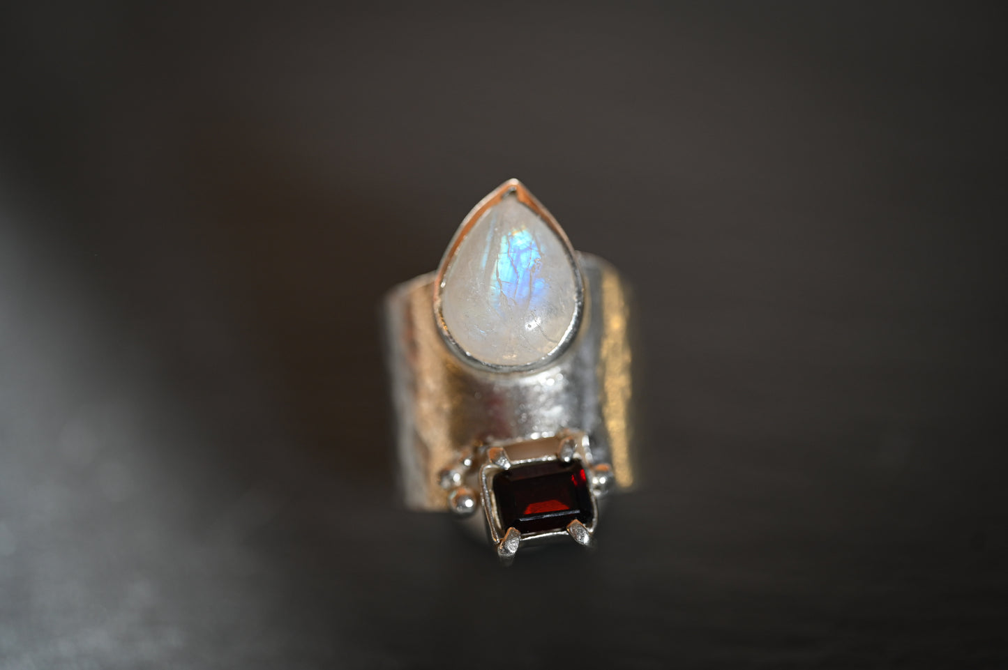 Anillo granate Piedra Lunar